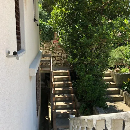 Апартаменты Pleasant With Seaview Мали-Лошинь