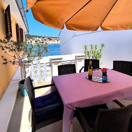 Апартаменты Pleasant With Seaview Мали-Лошинь