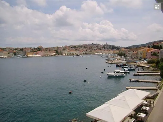 Pleasant With Seaview Apartment Mali Losinj